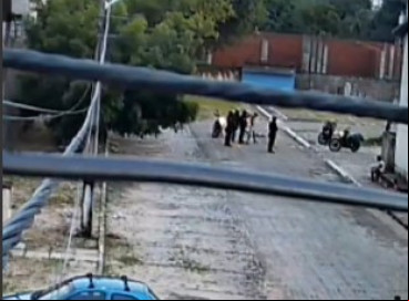 Imagens de câmeras de vigilância do condomínio mostraram o momento da agressão  