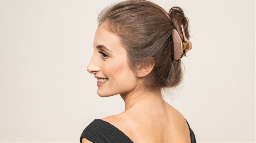 As piranhas de cabelo voltaram à moda com novos formatos e estilos (Imagem: w10 | Shutterstock) 