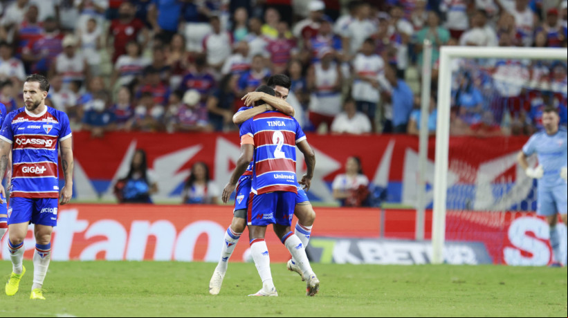 Tinga comemora gol no jogo Fortaleza x Fluminense, no Castelão, pela Série A 2025