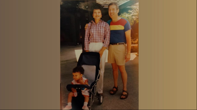 Hillary com seus pais adotivos ainda em Salvador no ano de sua adoção, em 1985