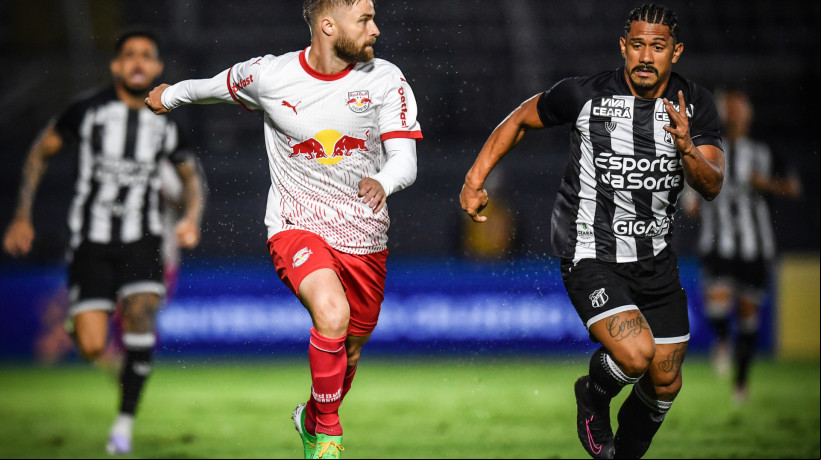 Eduardo Sasha e Fernando Sobral disputam lance no jogo RB Bragantino x Ceará, no Nabi Abi Chedid, pelo Campeonato Brasileiro Série A 2025
