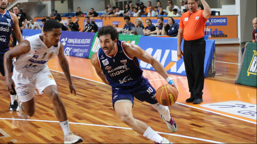 Lance do jogo São José x Fortaleza Basquete Cearense pelo NBB