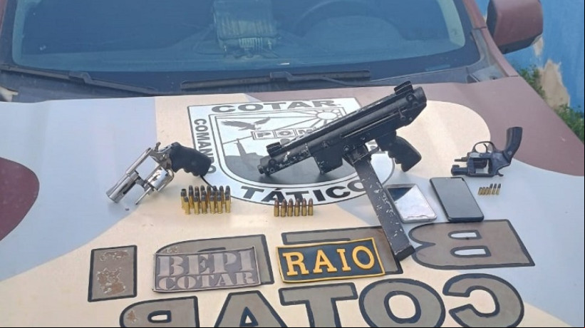 Submetralhadora e dois revólveres foram apreendidos em ocorrência em que três suspeitos de integrar um grupo criminosos morreram em intervenção policial em Santana do Acaraú