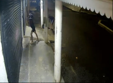 Câmeras de vigilância registraram, pelo menos, dois homens atacando provedora de internet em Tabapuá, em Caucaia 