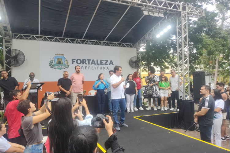 O prefeito reconheceu melhorias na causa animal durante o seu discurso  (Foto: Camila Maia)
