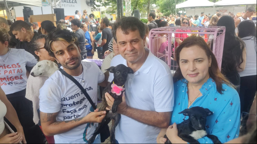 Os animais disponíveis para adoção incluíam filhotes, adultos e idosos, provenientes de abrigos