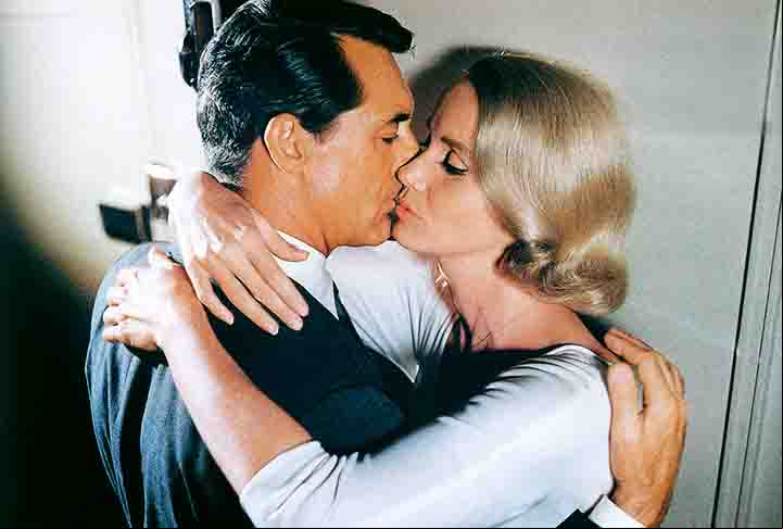Em “Intriga Internacional”, um clássico do suspense, ela contracenou com Cary Grant, importante nome da chamada Era de Ouro do cinema de Hollywood.