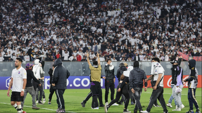 Torcida do Colo-Colo invade campo no jogo Colo-Colo x Fortaleza, no Estádio Monumental de Santiago, pela Copa Libertadores 2025