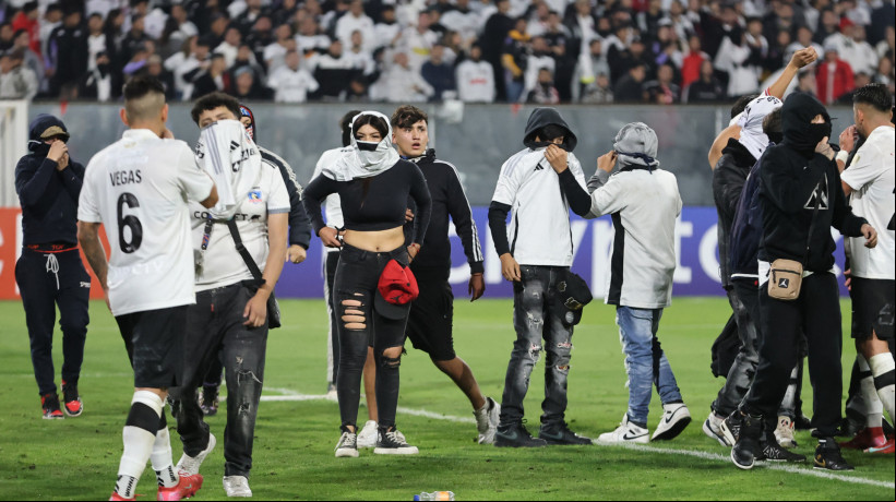 Torcida do Colo-Colo invade campo no jogo Colo-Colo x Fortaleza, no Estádio Monumental de Santiago, pela Copa Libertadores 2025