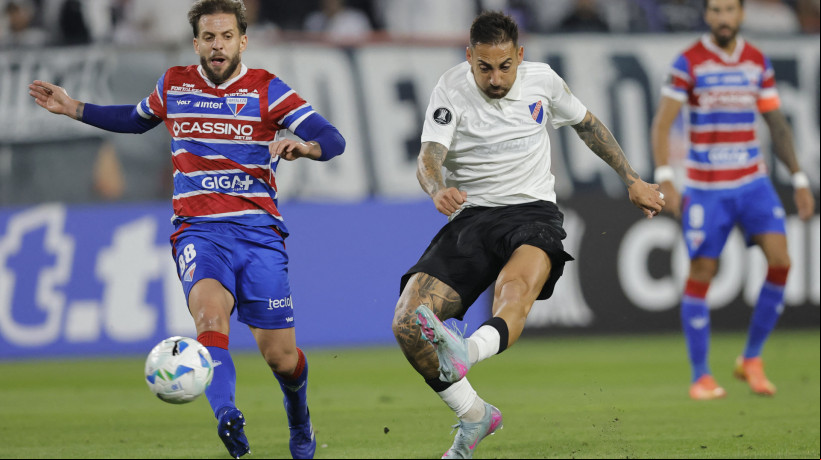Lucas Sasha e Javier Correa disputam lance no jogo Colo-Colo x Fortaleza, no Estádio Monumental de Santiago, pela Copa Libertadores 2025