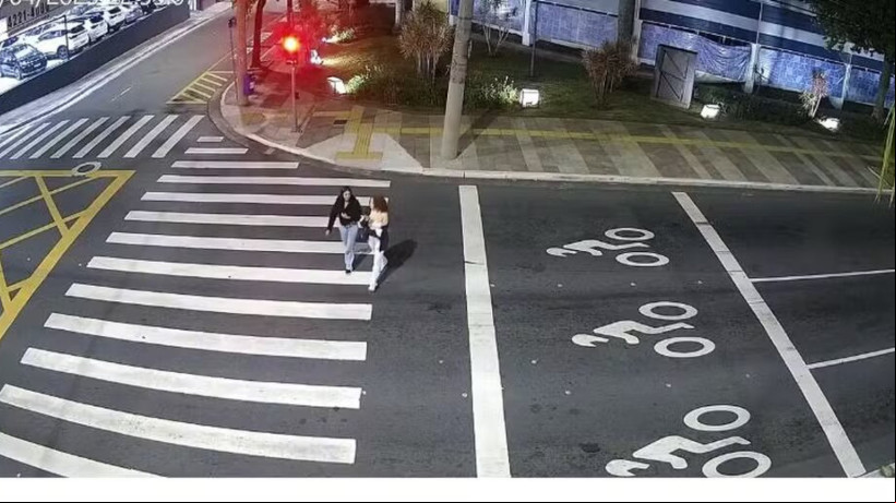 Momento em que as vítimas atravessam a faixa de pedestres
