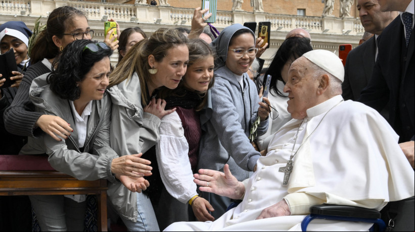 Papa Francisco alegra fiéis ao participa do Domingo de Ramos no Vaticano