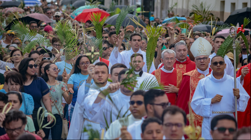 FORTALEZA, CEARÁ,  BRASIL- 13.04.2025: Bênção dos Ramos, com procissão saindo da Igreja Cristo Rei, Aldeota, e até a Catedral. (Foto: Aurélio Alves/Jornal O POVO)