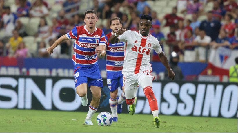 Matheus Rossetto e Carbonero disputam lance no jogo Fortaleza x Internacional, no Castelão, pelo Campeonato Brasileiro Série A 2025