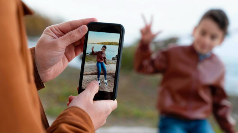 Sharenting é o ato de pais de compartilhar a imagem dos filhos que interfere na saúde mental, na identidade digital e na segurança das crianças