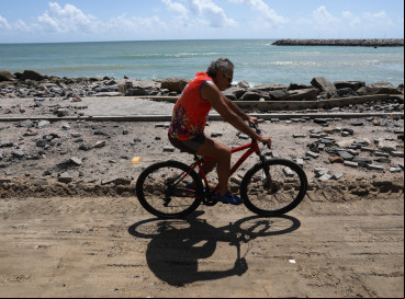 Mar avança e destrói calçadão na praia do Icaraí 