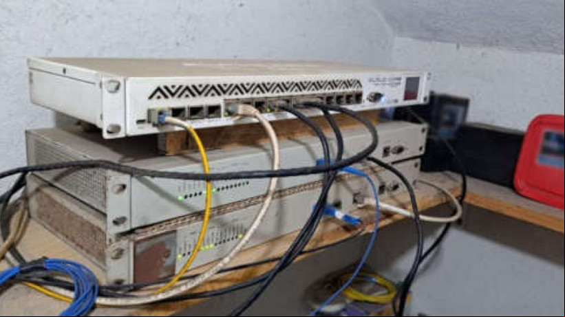 Os envolvidos foram autuados por crimes de atividades clandestinas de telecomunicação, furto de energia e receptação