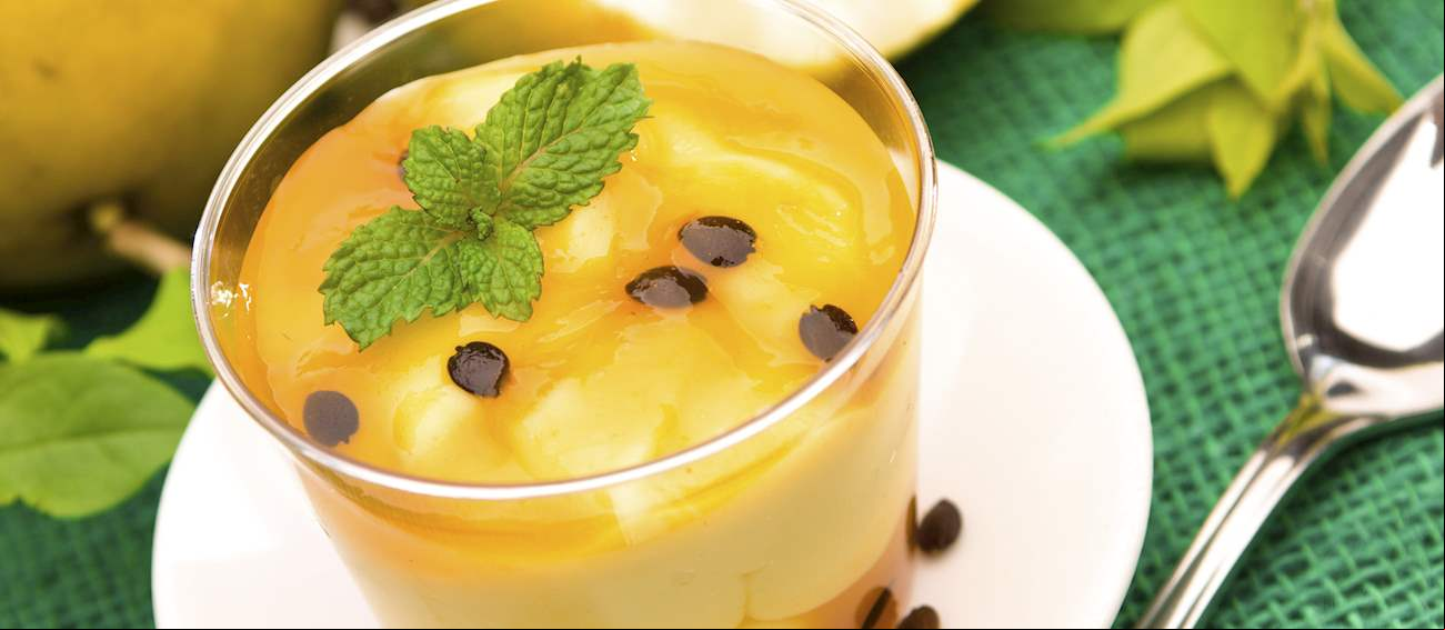Ingredientes: Uma lata de leite condensado, uma lata de creme de leite, uma medida da lata de suco concentrado de maracujá e polpa de maracujá para decorar