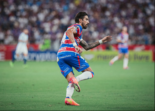 Atacante Lucero no jogo Fortaleza x Racing, no CastelÃ£o, pela Copa Libertadores 2025