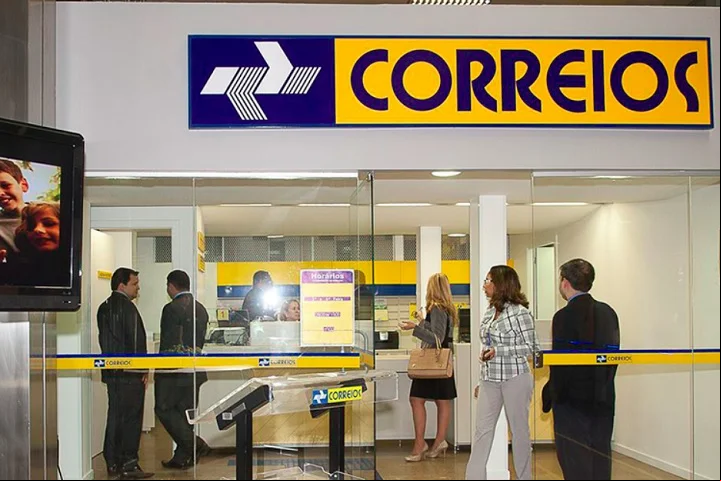 Além da entrega de cartas e encomendas, os Correios oferecem serviços como banco postal, emissão de F, logística integrada e comércio eletrônico.