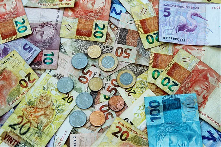 Por exemplo, numa compra de US$ 60, a taxa final seria de US$ 16: US$ 10 sobre os primeiros US$ 50 (20%) e US$ 6 sobre os US$ 10 restantes (60%).