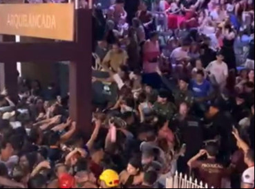 Imagens divulgadas nas redes sociais mostram o momento em que equipes de segurança pública e do Corpo de Bombeiros tentam controlar a multidão 
