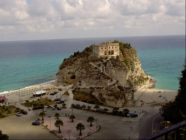 Santuário de Santa Maria da Ilha - Tropea - A cidade litorânea fica na Calábria. E o santuário foi erguido no alto de uma rocha gigantesca à beira do mar. Construída entre os séculos VI e IX, era um mosteiro.