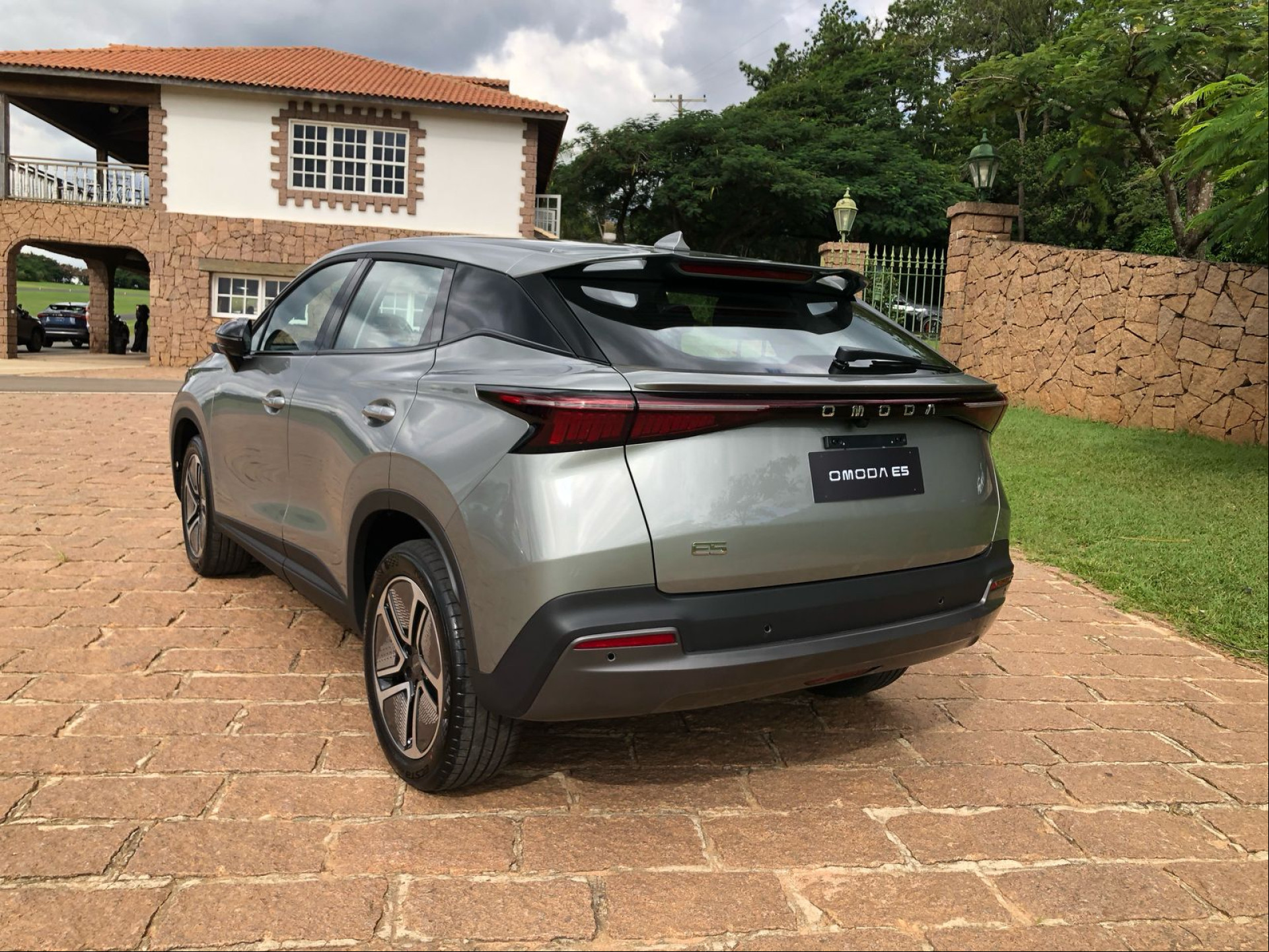 Parte traseira do modelo Omoda E5, veículo chinês, que chegou ao Brasil em 2025. Parte traseira do modelo Omoda E5, veículo chinês, que chegou ao Brasil em 2025.