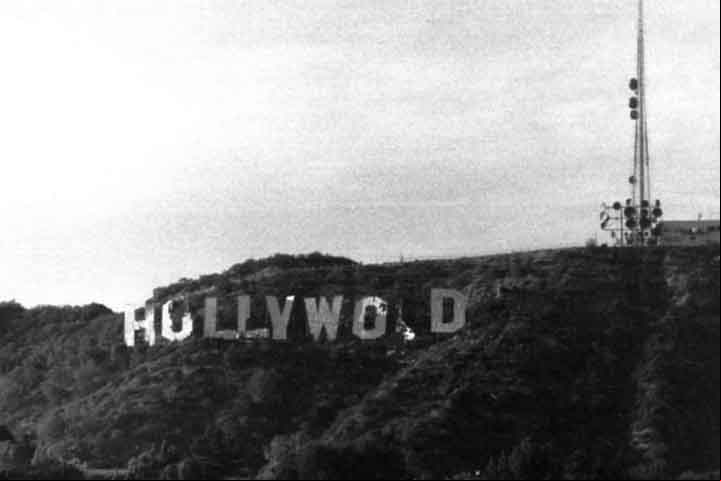 O letreiro de Hollywood, que completou 101 anos em 1924, é um marco e ícone cultural americano com vista para Hollywood, Los Angeles, Califórnia. Ele está situado no Monte Lee, na área de Hollywood Hills nas montanhas de Santa Mônica.