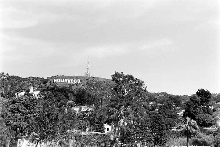 A priori, o letreiro foi erguido para vender casas de um condomínio. A ideia inicial era que ele ficasse lá por um ano e meio, mas acabou se tornando um símbolo da cidade.