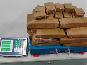  Cerca de 21 kg de maconha e dinheiro em espécie foram localizados no porta malas do veículo com os dois homens 