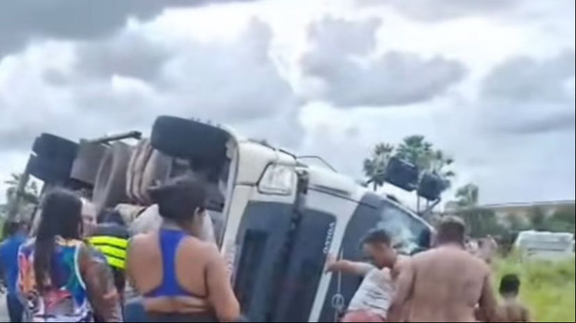 O motorista ficou preso na cabine com ferimentos leves e atendido pelo Samu.