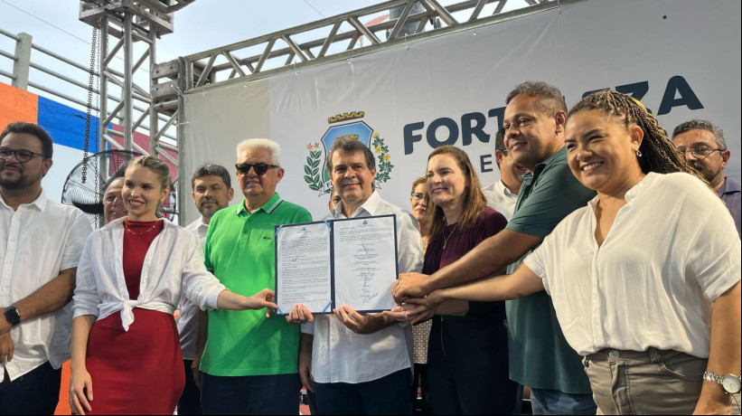 Durante o evento, o prefeito de Fortaleza, Evandro Leitão, e o diretor superintendente da organização, Tales de Sá Cavalcante, am o termo de adoção do espaço pela instituição educacional