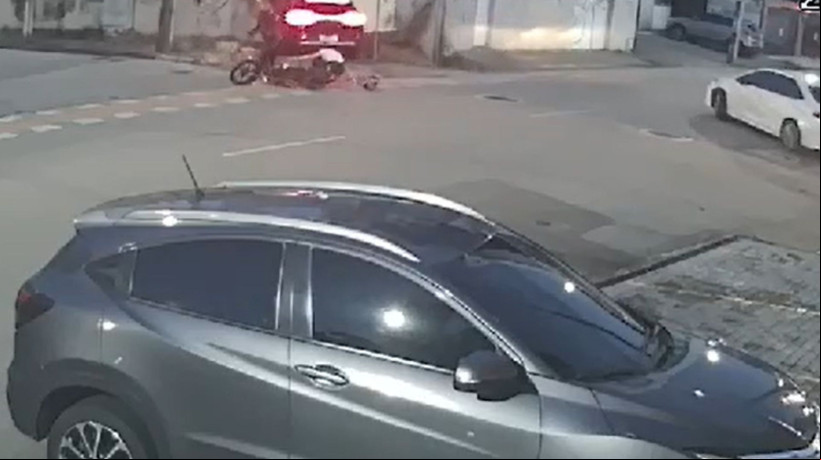 Colisão entre carro e motociclista nessa sexta-feira, 25, em um cruzamento do bairro Joaquim Távora, em Fortaleza, destruiu muro de casa