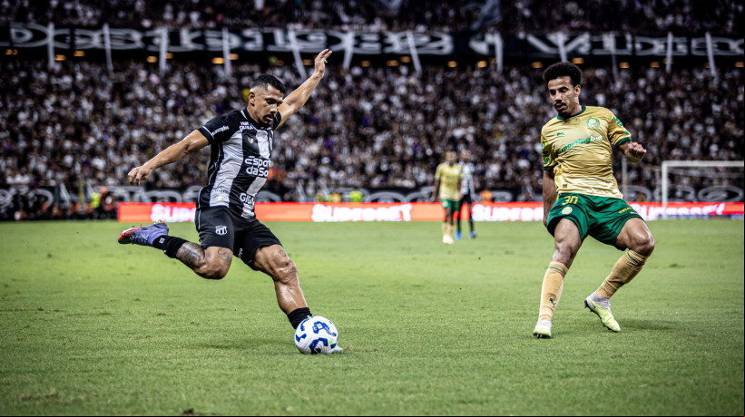 Fernando Sobral e Lucas Evangelista disputam lance no jogo 