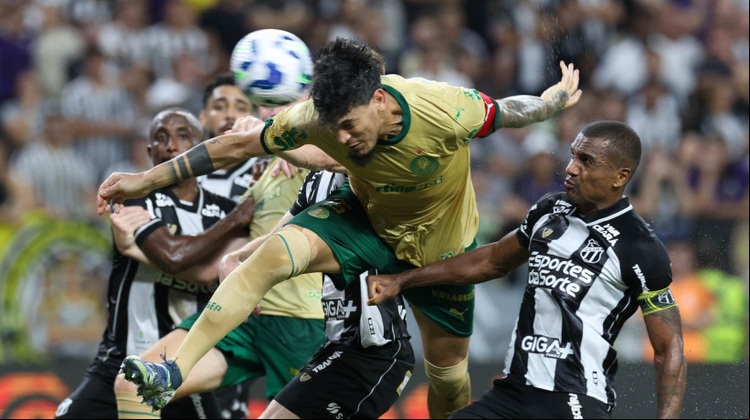 Gustavo Gómez e Marllon disputam lance no jogo Ceará x Palmeiras, no Castelão, pela Copa do Brasil 2025 