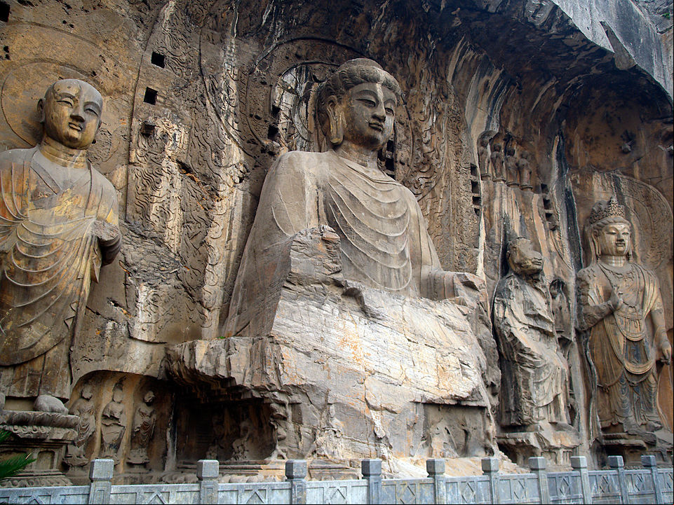 As Grutas de Longmen não têm valor apenas religioso, mas também histórico, pois retratam a sociedade da época, a sua política, economia e cultura, formando um grande museu de esculturas em pedra. As grutas foram declaradas Património Mundial pela UNESCO em 2000.