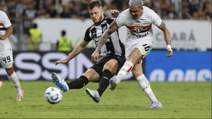 Willian Machado e Luciano disputam lance no jogo Ceará x São Paulo, no Castelão, pelo Campeonato Brasileiro Série A 2025