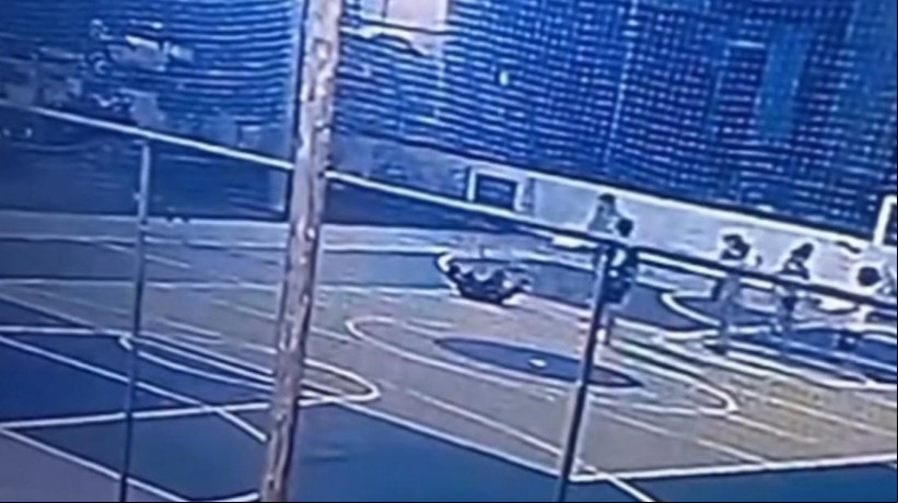 Homem entra na quadra e empurra o adolescente, que vai ao chÃ£o 