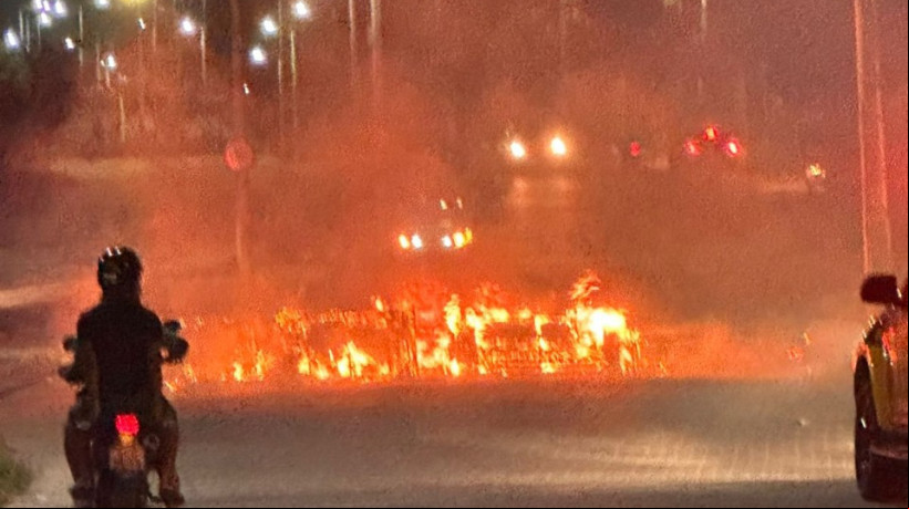 Moradores atearam fogo em colchões e sofás durante protesto na Vila do Mar