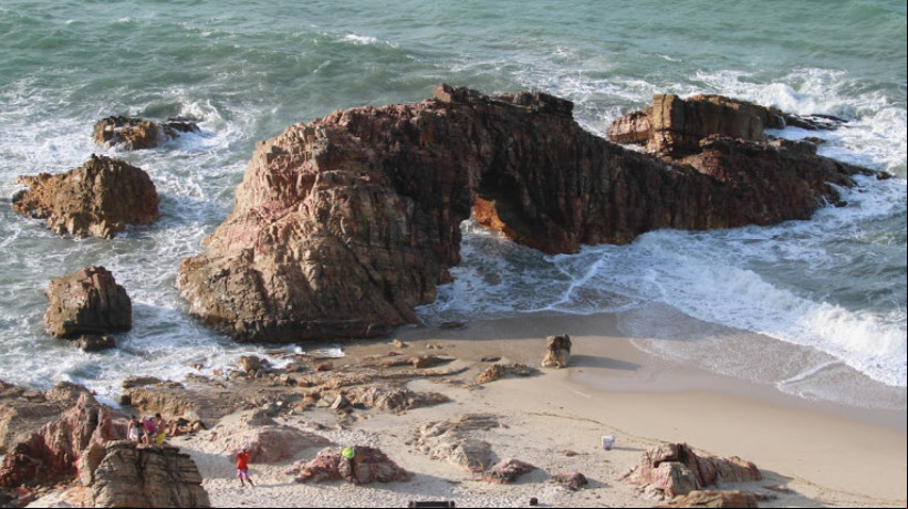 Conforme decisão liminar da Justiça Federal no Ceará, concessionária responsável pela gestão do Parque Nacional de Jericoacoara pode cobrar ingressos de quem for visitar atrações, como a pedra furada
