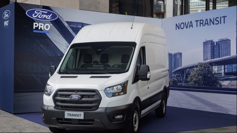 Frente da Ford Transit 2026 
