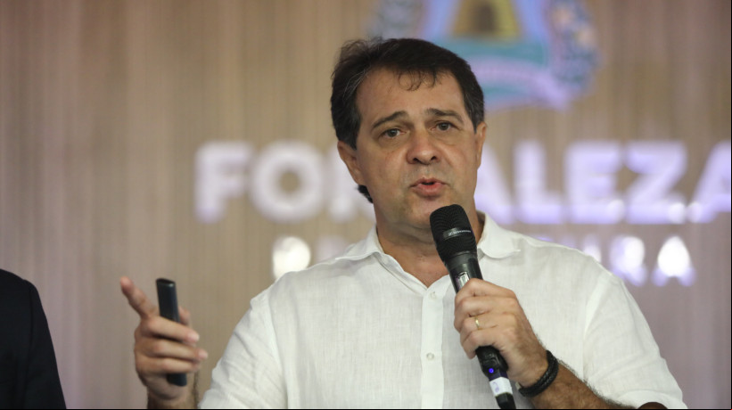 Prefeito Evandro Leitão anuncia antecipação da primeira parcela do 13º salário dos servidores municipais