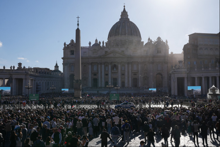 Fieis comemoram na Praça de São Pedro, no Vaticano, diante da Basílica de São Pedro, no momento em que a fumaça branca sai da Capela Sistina e anuncia que o novo papa foi escolhido Fieis comemoram na Praça de São Pedro, no Vaticano, diante da Basílica de São Pedro, no momento em que a fumaça branca sai da Capela Sistina e anuncia que o novo papa foi escolhido