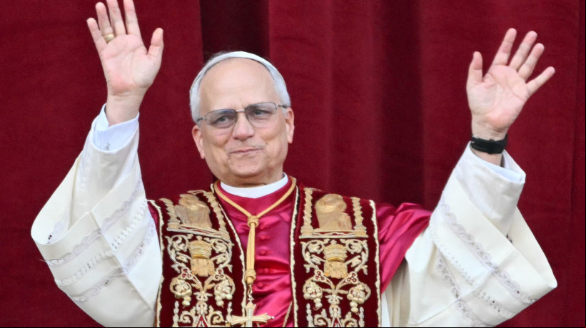 Robert Francis Prevost no balcão da Basílica de São Pedro, após ser anunciado papa Leão XIV