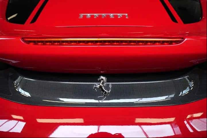 A marca é um símbolo de exclusividade, inovação e potência, com carros de produção limitada e valores que ultraam milhões de reais.
