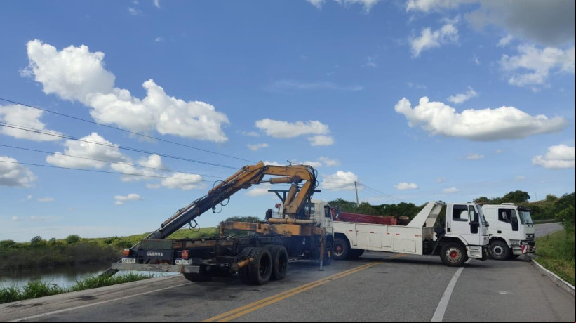 Acidente de semirreboque com contêiner gera interdição na rodovia BR-222 para retirada do veículo