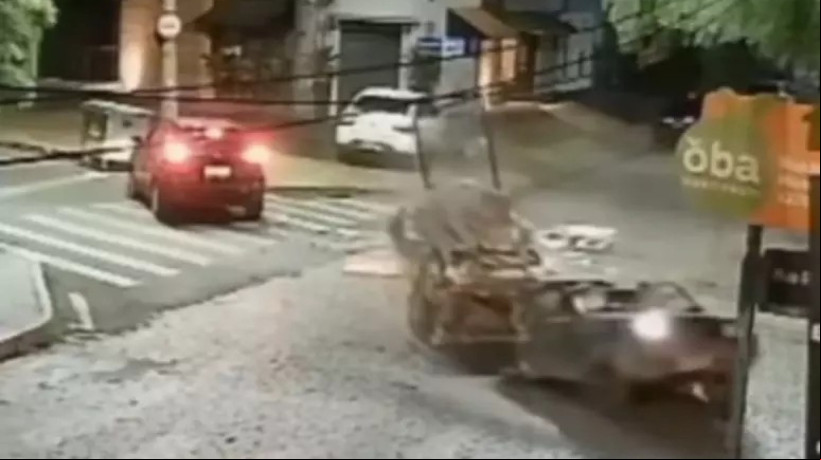 Carro partiu ao meio ao ser atingido por outro veículo em cruzamento