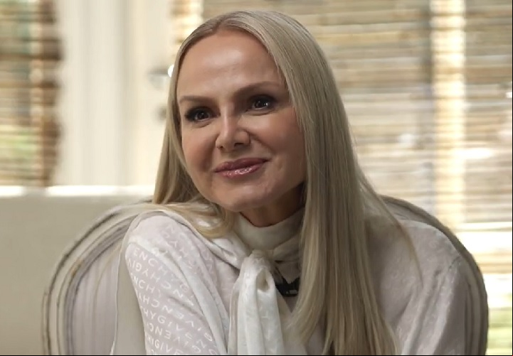 A apresentadora Eliana vai completar um ano na Globo em 27 de junho de 2025.  Após ar 15 anos no SBT, ela foi contratada para a Platinada e estreou meses depois, no programa 