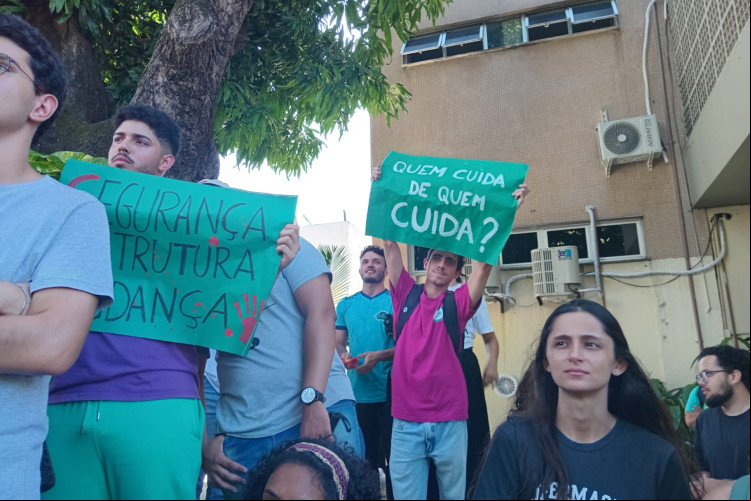 Alunos do Campus do Porangabuçu fazem manifestação contra violência no entorno da Universidade Alunos do Campus do Porangabuçu fazem manifestação contra violência no entorno da Universidade